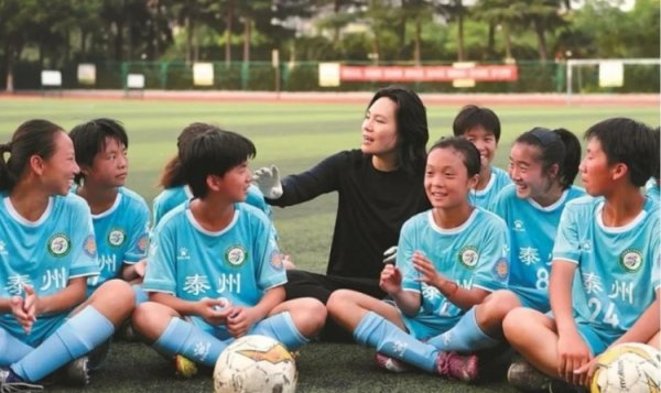 “苏超”唯一女主帅！泰州队周高萍：城市职业联赛  圆了很多人古代足球    梦